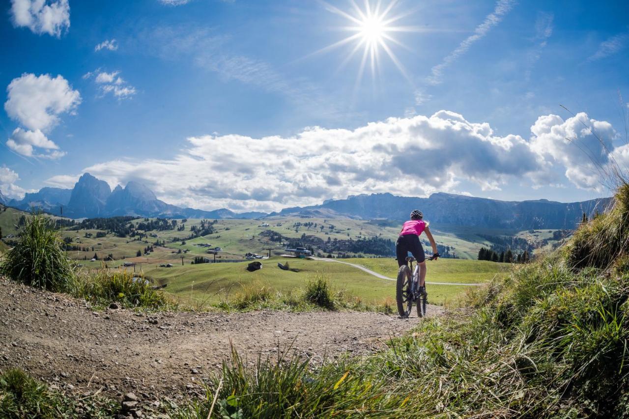 Sporthotel Floralpina Alpe Di Siusi Bagian luar foto